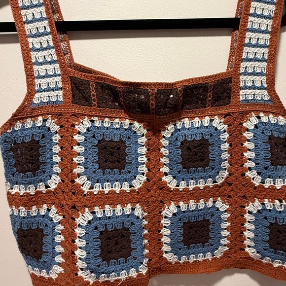 Crochet Square Pattern Cropped Tank Top - Picture 3 of 4